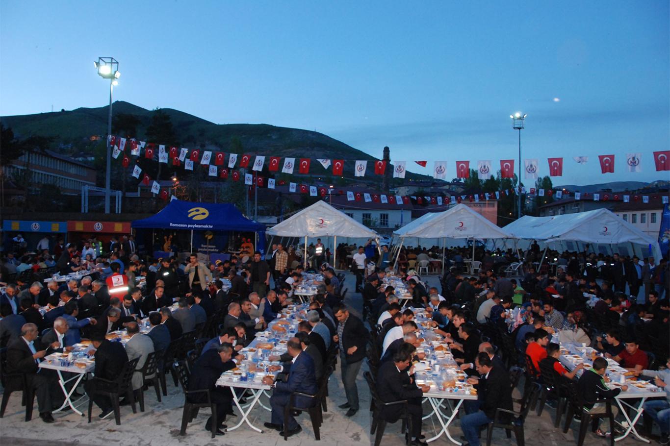 Bitlis Valisi ve kurum amirleri iftar çadırında buluştu